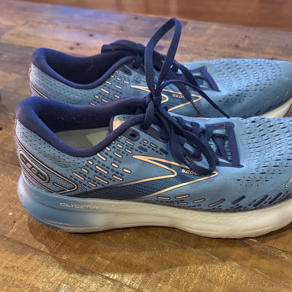 Brooks Women’s Glycerin 20 Running Shoe Size 11 Light Blue, Navy, Peach, White